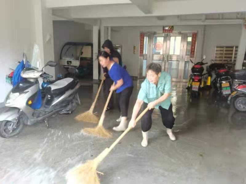 煙花散盡落滿地，家園重建汗滴滴